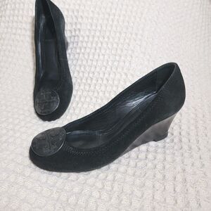 TORY BURCH Sally Black Suede US 6.5M‎ Slip-On Wedge-Heel Logo Pumps Shoes